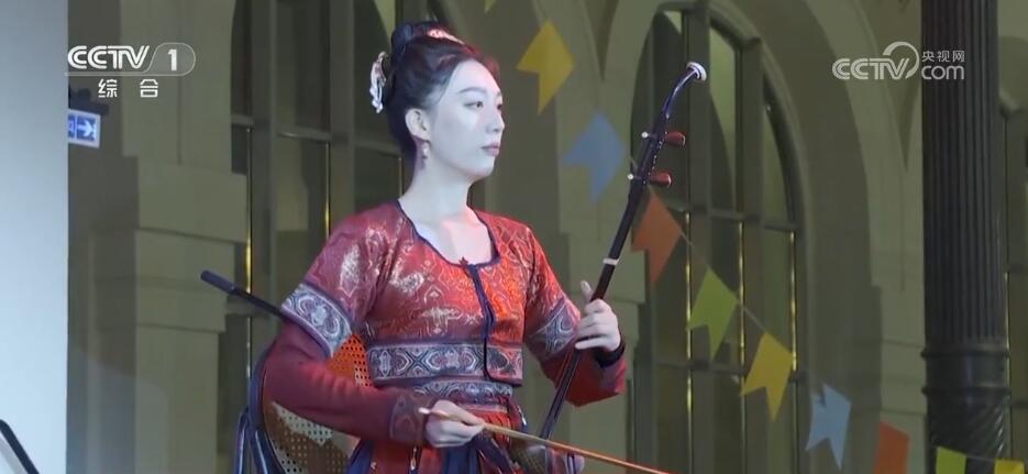 穿唐裝、包餃子、表演武術 “中國紅”點亮世界各國 歡慶中國年