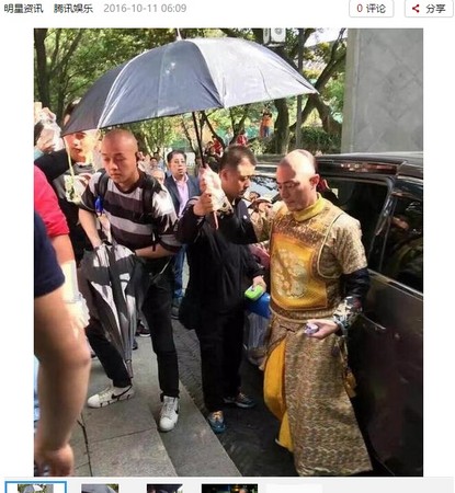 霍建华穿龙袍自己打伞 这个“乾隆”好伺候