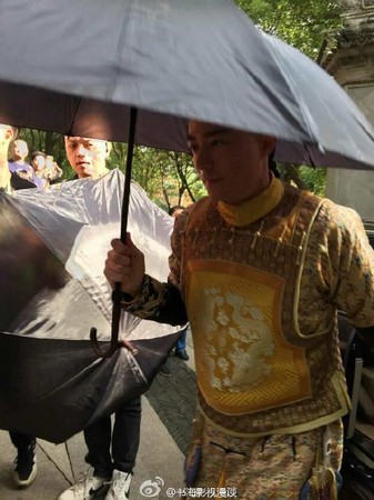 霍建华穿龙袍自己打伞 这个“乾隆”好伺候