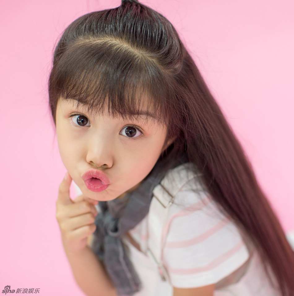 组图：张涵予“女儿”写真曝光 可爱百变惹人爱