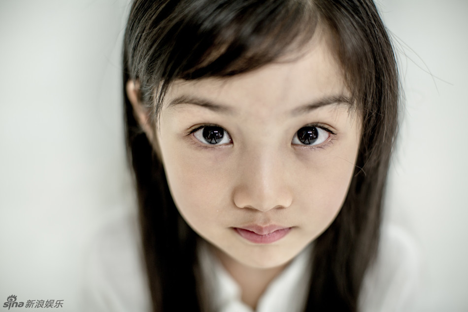 组图：张涵予“女儿”写真曝光 可爱百变惹人爱