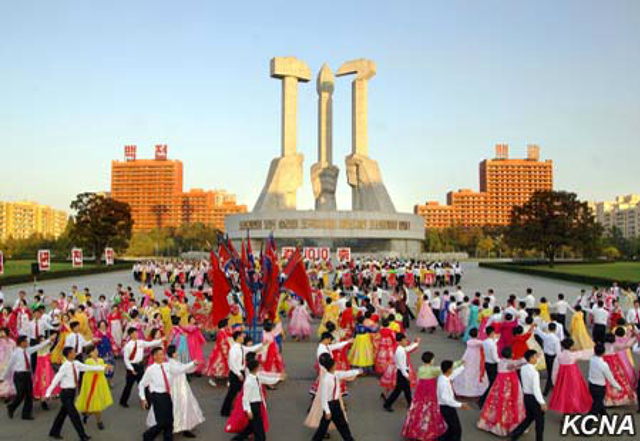 朝鲜举办青年学生舞会庆祝劳动党建党71周年组图