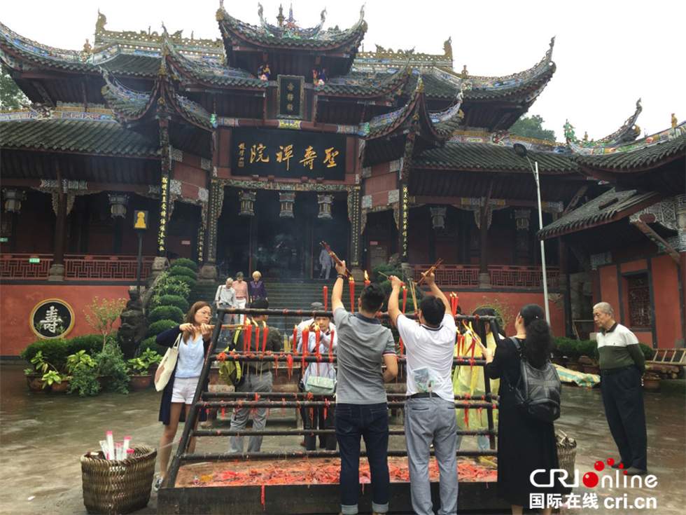 圣寿寺中香火依然很旺 摄影:阿尼尔