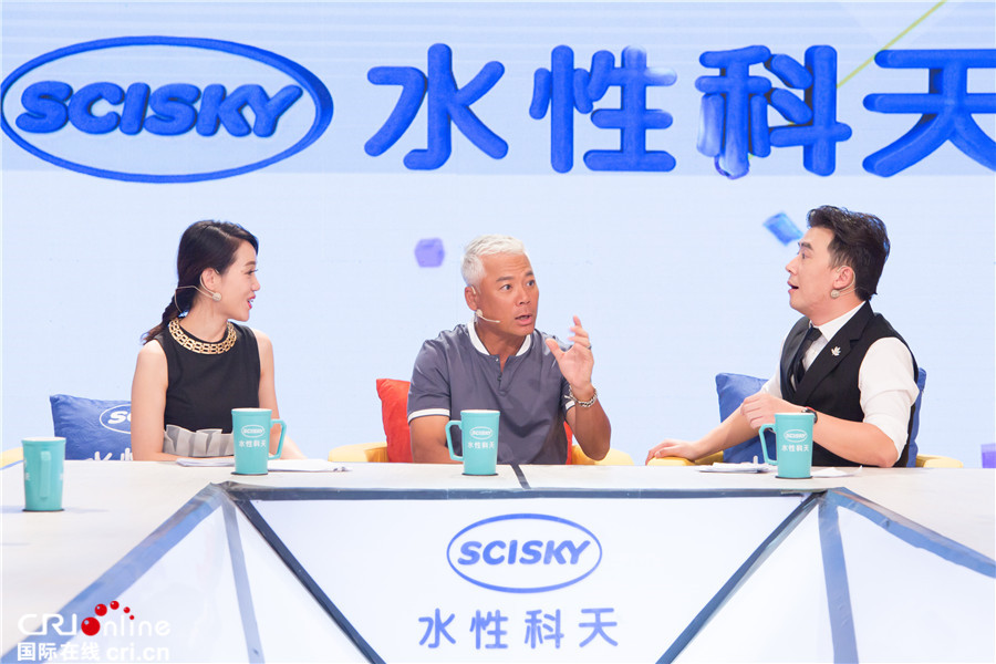 巫启贤加盟《百变吧星居》 遭女儿吐槽现场“喷泪”