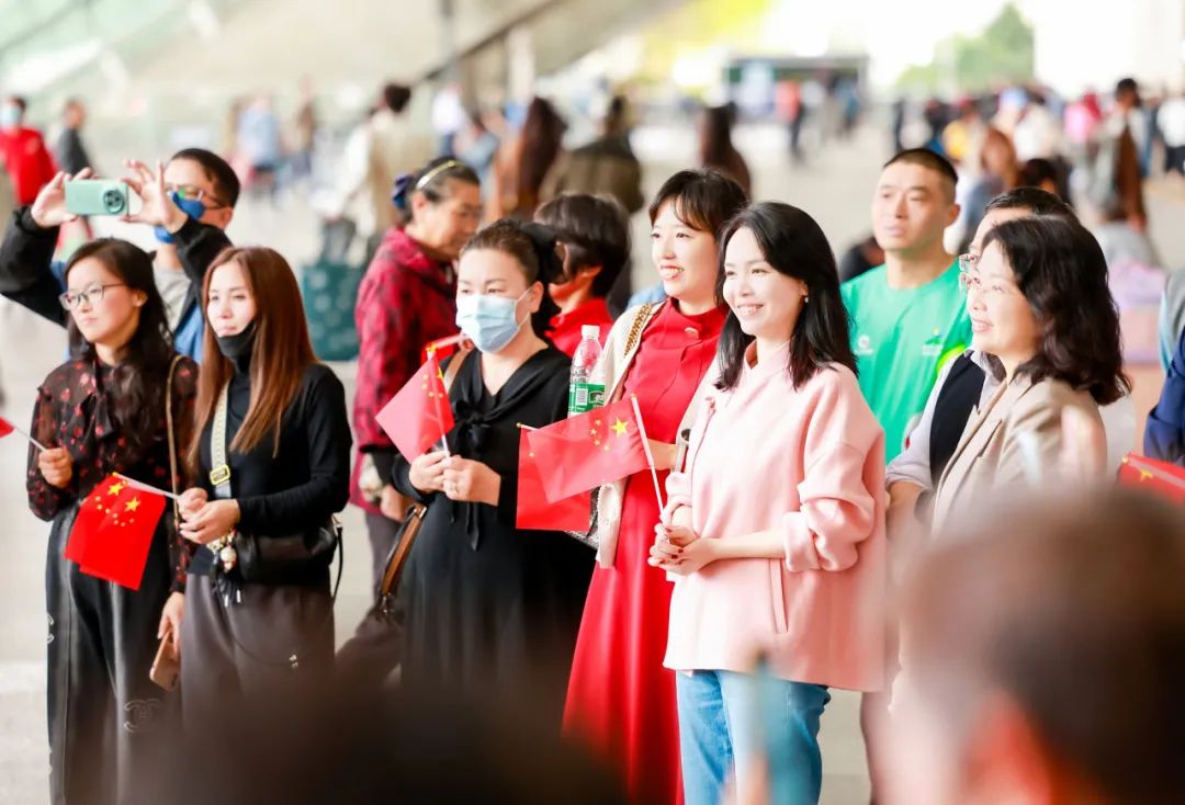 欢迎返深！深圳北站“气氛组”就位 返程高峰期