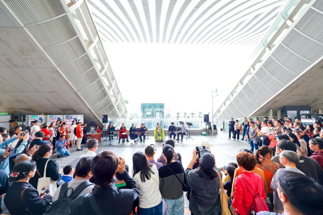 龙华区在深圳北站举办两场新春艺术快闪活动