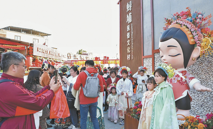 泉州蟳埔簪花围持续“火出圈”_fororder_WX20240218-094506@2x