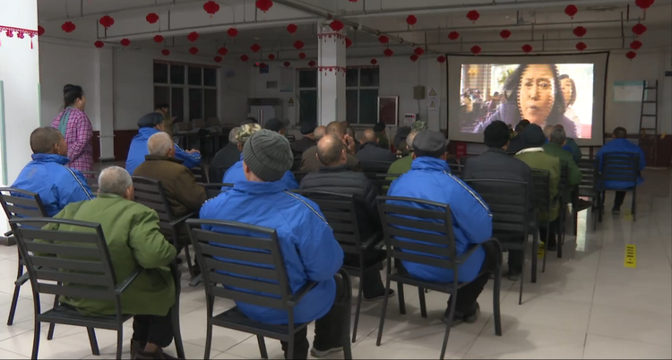 石家庄市鹿泉区：公益电影陪伴老人过大年_fororder_图片1