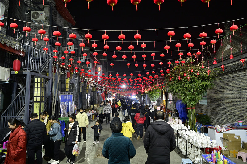 南阳：春节期间旅游收入同比增长85.34%_fororder_游客在内乡县衙步行街参观夜景 摄影 张峰