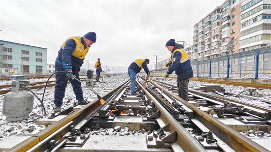 沈鐵積極應對年後首場雨雪考驗_fororder_鐵路1