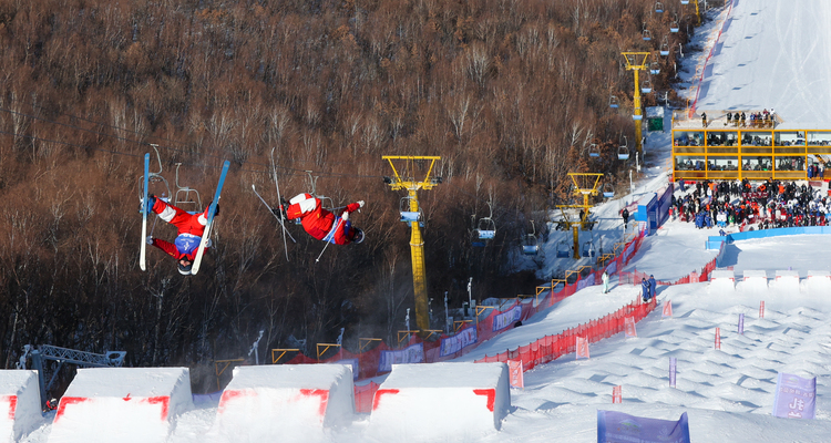 十四冬 赛事_fororder_2月19日，河南选手付俊逸（左）与浙江选手王仁炟争夺自由式滑雪公开组男子双人雪上技巧一二名。最终，付俊逸夺冠。（杨亚东 摄）。