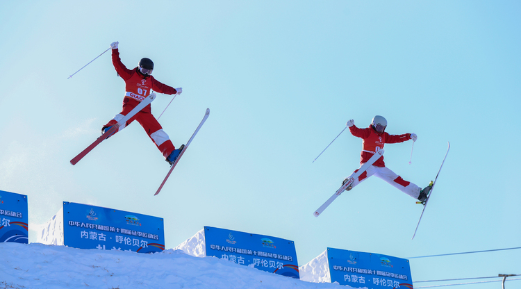 十四冬 赛事_fororder_2月19日，吉林选手张艺馨（右）在自由式滑雪公开组女子双人雪上技巧比赛中。最终，她获得亚军。（杨亚东 摄）