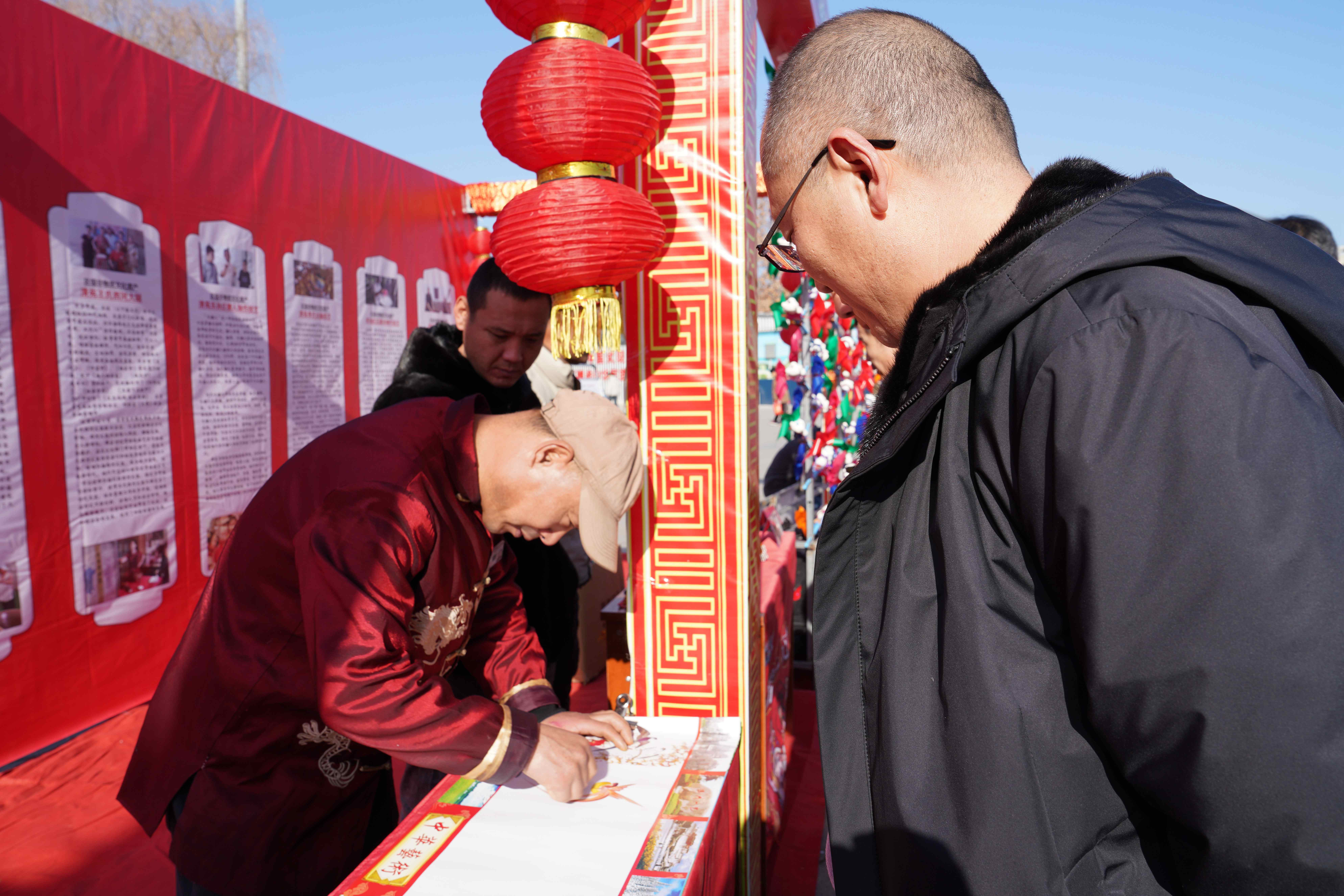 图片默认标题_fororder_非遗项目花鸟字技艺展示。摄影 王磊
