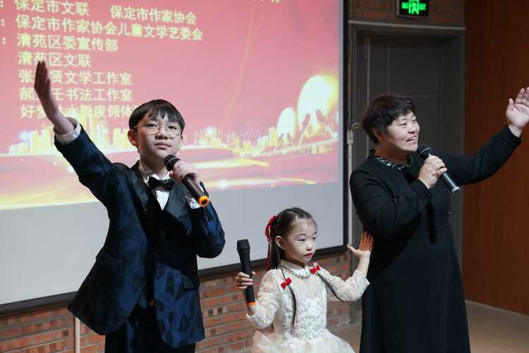 图片默认标题_fororder_清苑区文学爱好者朗诵《乘着书的翅膀》。摄影 王磊