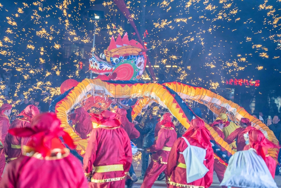 貴州大方:古鎮舞龍迎元宵_fororder_2024年2月18日,人們在貴州省畢節市大方縣六龍古鎮舞龍。 (1)