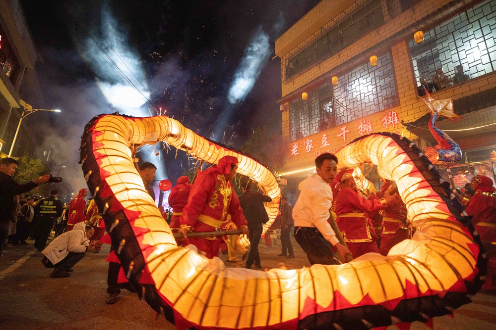 贵州大方：古镇舞龙迎元宵_fororder_2024年2月18日，人们在贵州省毕节市大方县六龙古镇舞龙。 (6)
