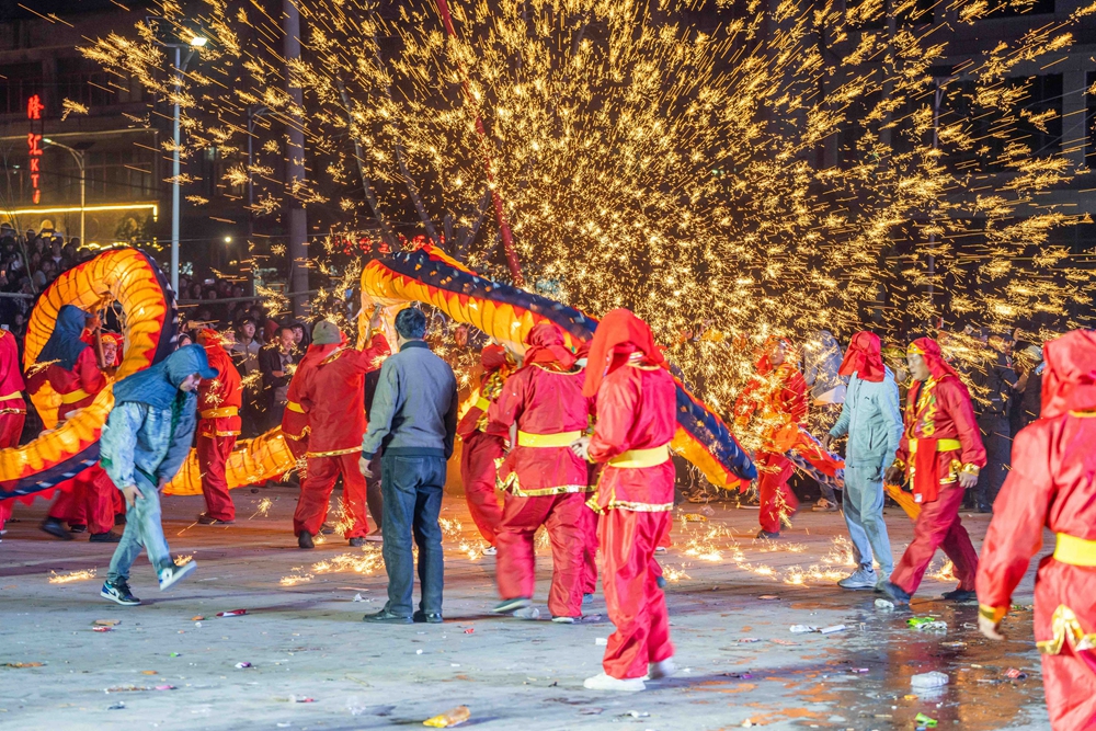 贵州大方：古镇舞龙迎元宵_fororder_2024年2月18日，人们在贵州省毕节市大方县六龙古镇舞龙。 (18)