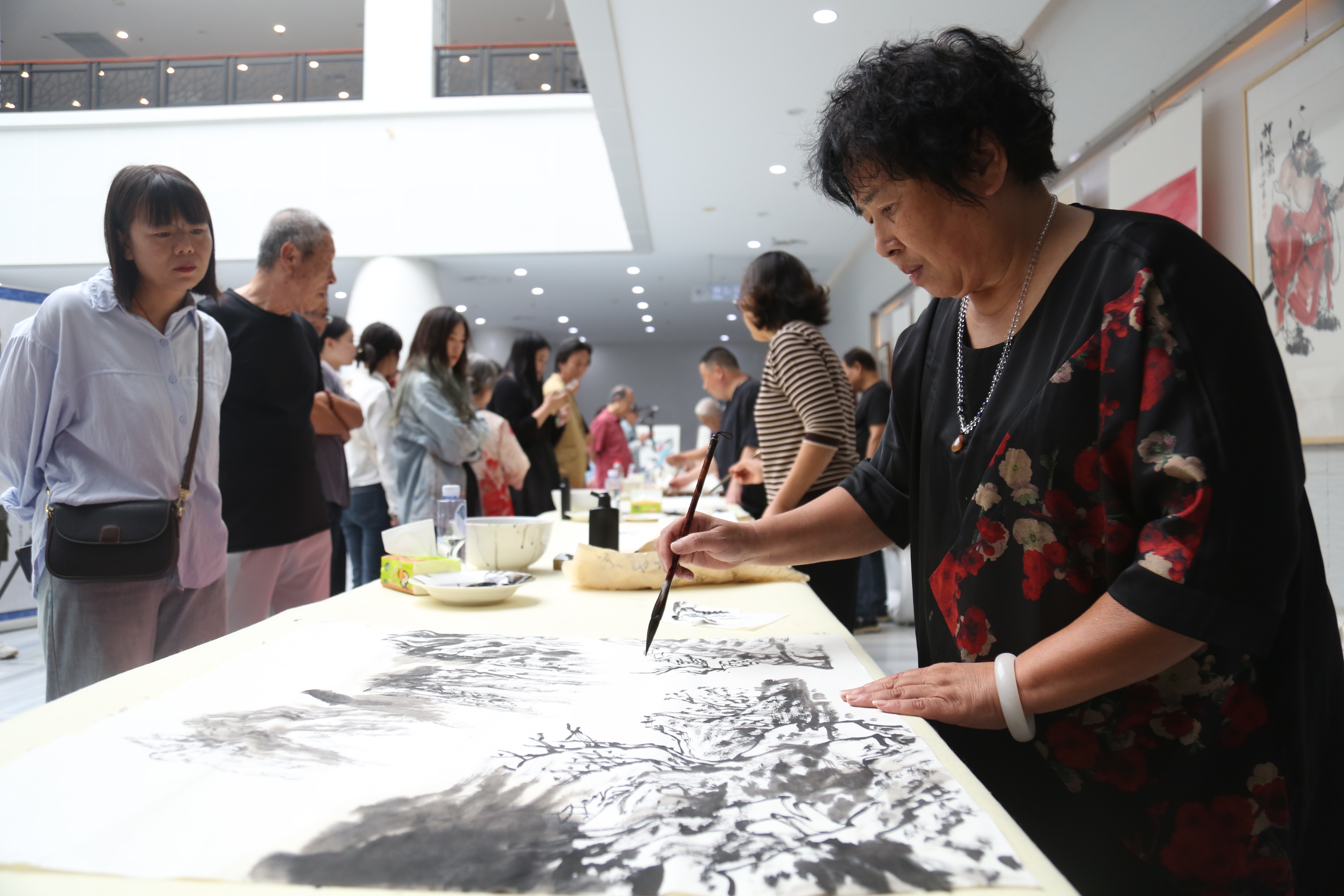 图片默认标题_fororder_路北区邻里节活动现场，陶瓷艺术名家提笔作画 马雅雄 摄.JPG