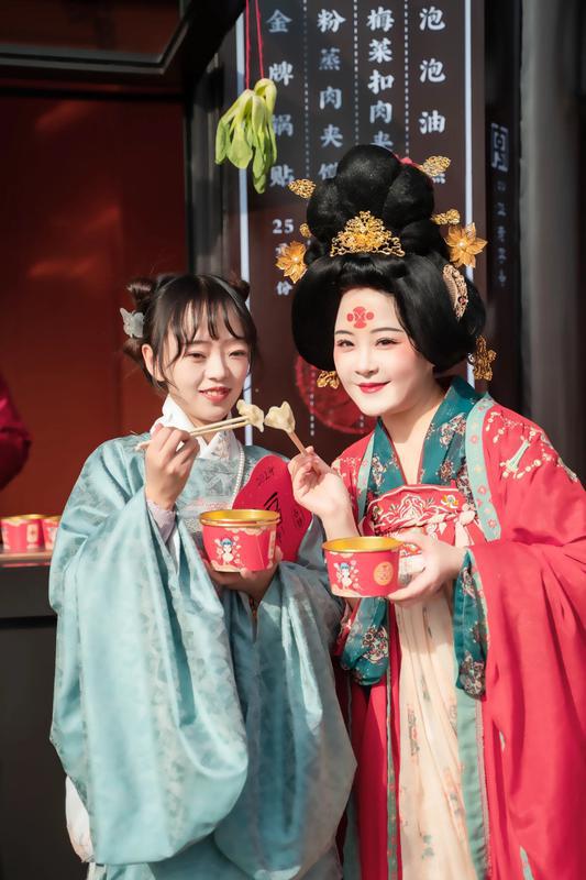 国潮正当时 汉服成顶流