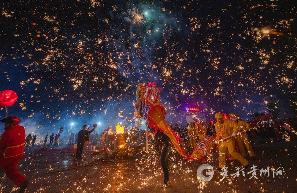 贵州遵义：龙舞铁花闹新春