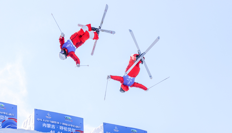 十四冬 赛事_fororder_2月19日，浙江选手王仁炟（左）在自由式滑雪公开组男子双人雪上技巧比赛中。最终他获得亚军。（杨亚东 摄）