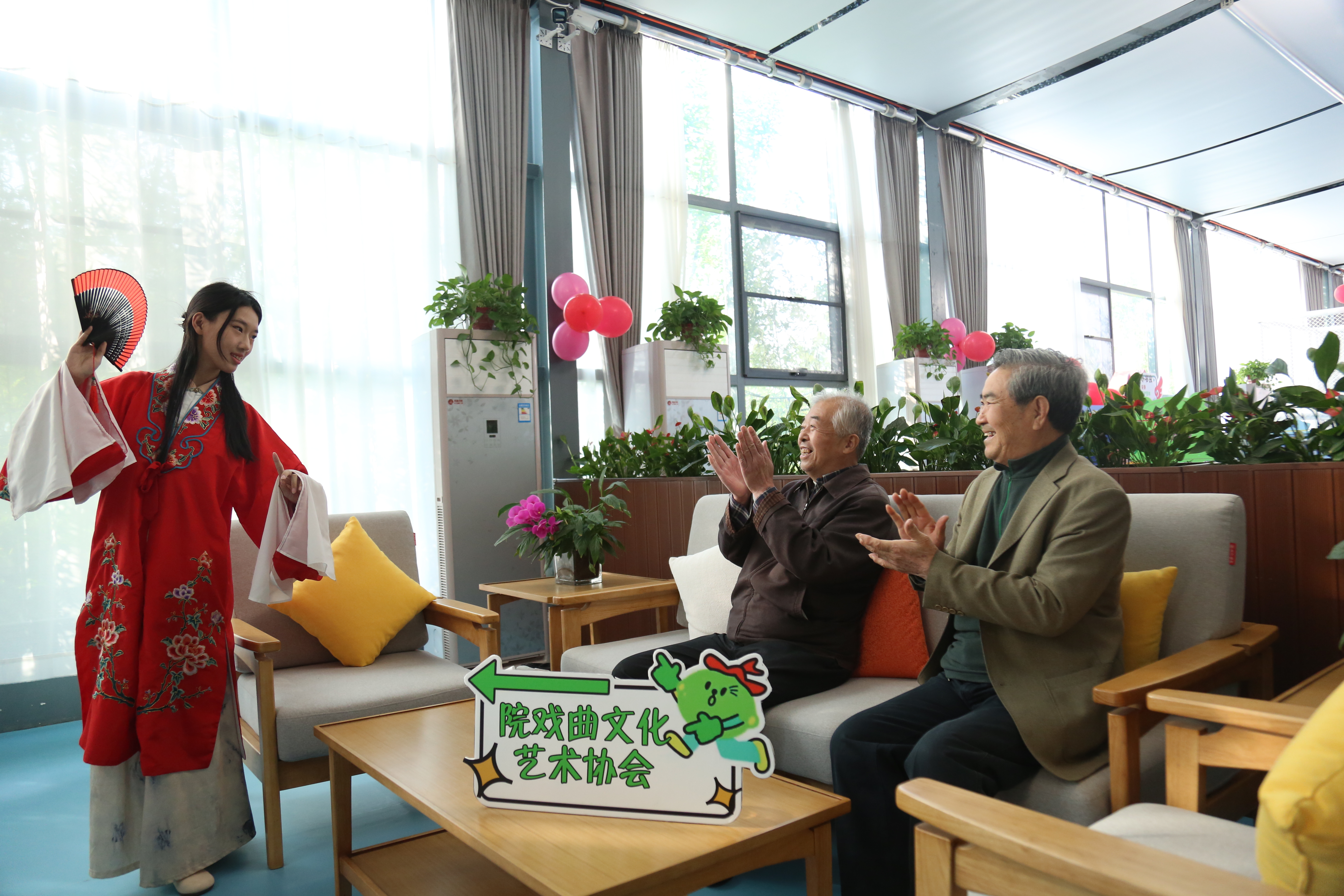 图片默认标题_fororder_路北区新时代邻里节活动现场，唐山师范学院学生为居民表演评剧。马雅雄 摄.JPG