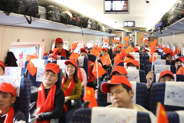 重庆今年首趟返岗专列发车 近400名川渝务工人员“一站式”返粤_fororder_图片2
