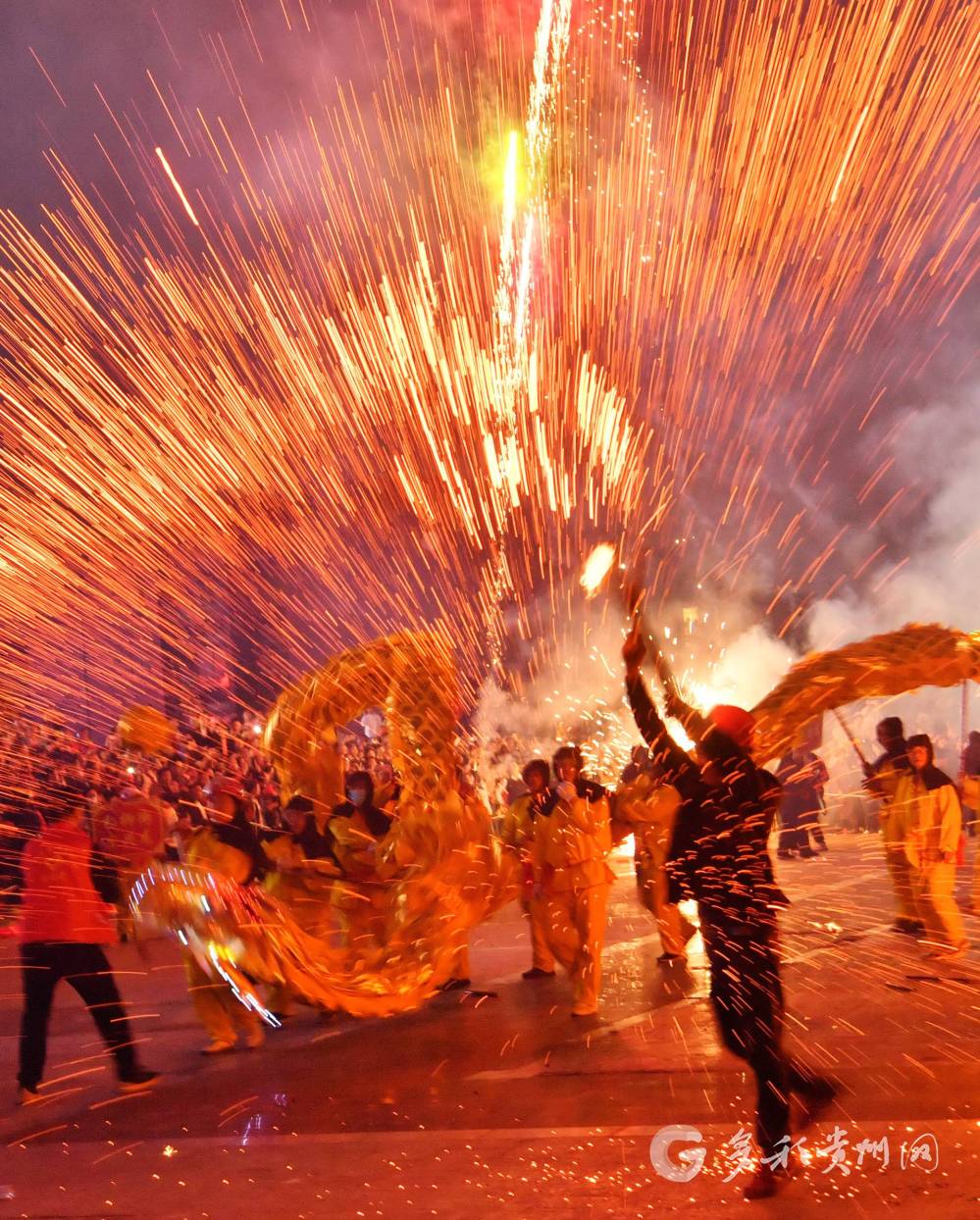 贵州遵义：龙舞铁花闹新春