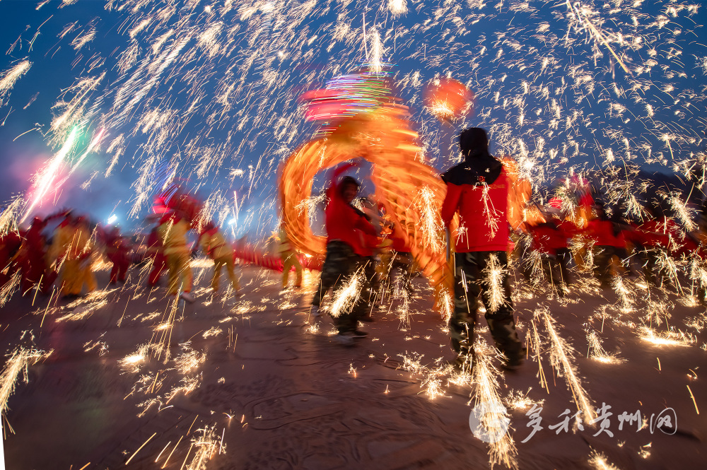 贵州遵义：龙舞铁花闹新春
