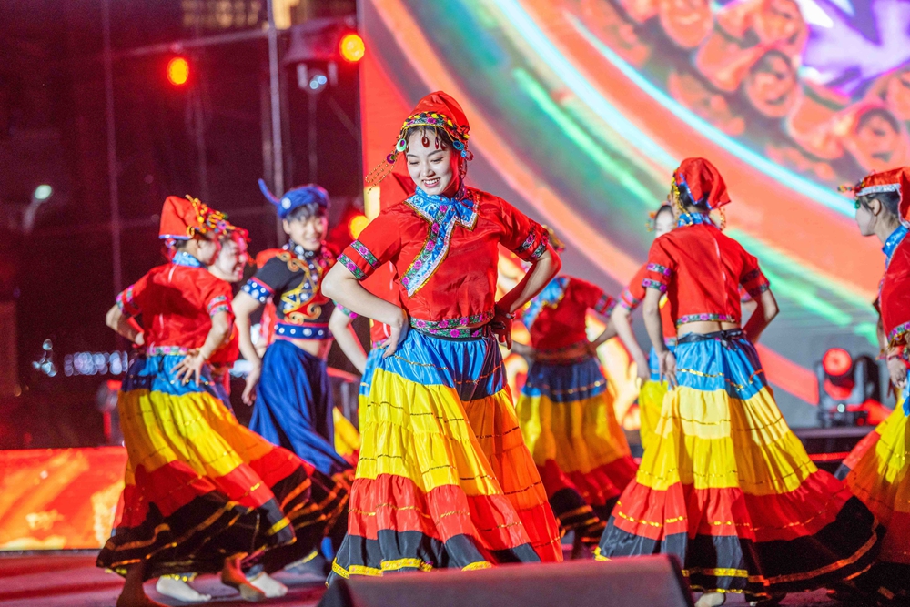 贵州大方：古镇舞龙迎元宵_fororder_2024年2月18日，演员在贵州省毕节市大方县六龙古镇龙灯节上演出。 (3)