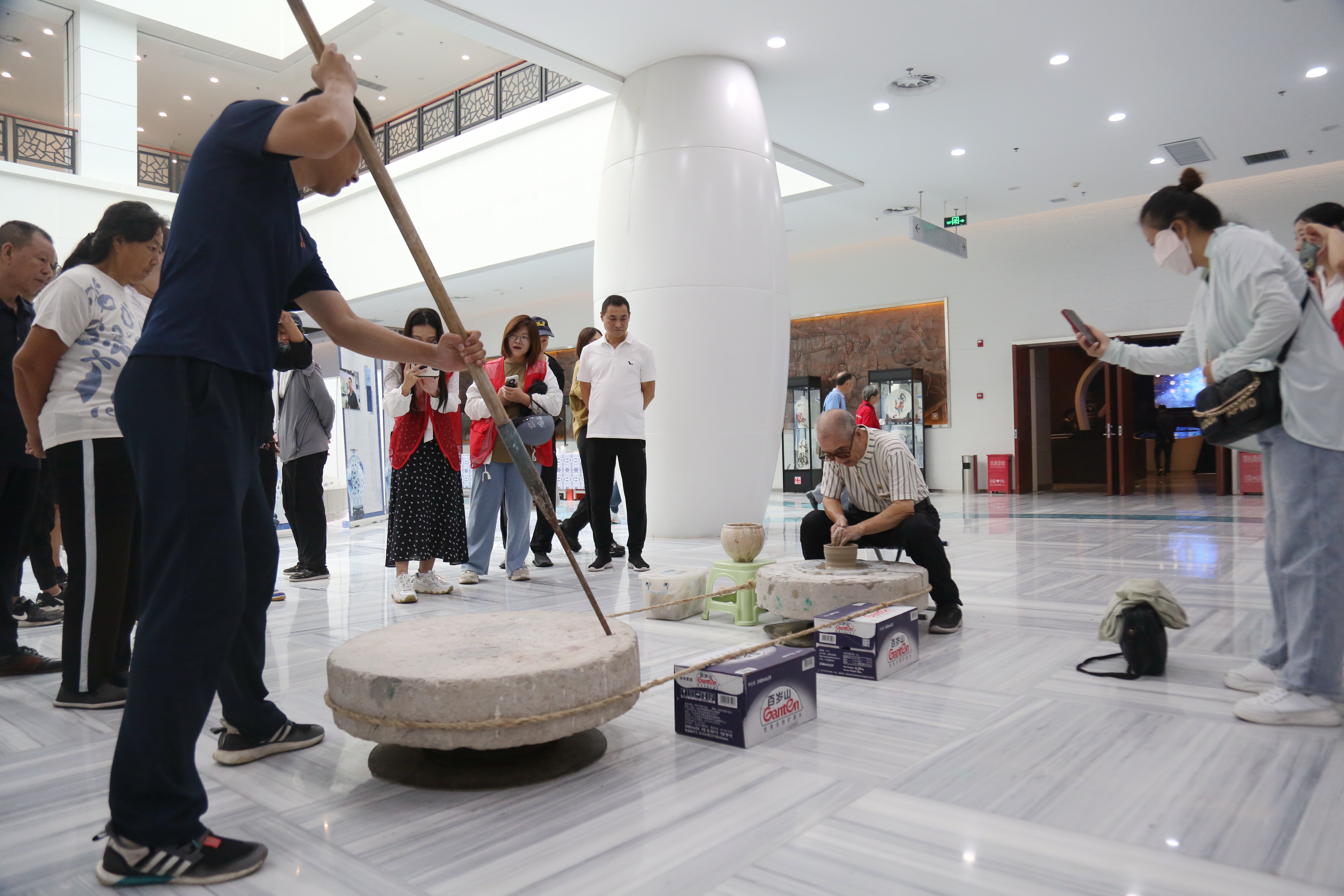 图片默认标题_fororder_路北区邻里节活动现场，田氏制陶第十三代传人田景儒现场演示手工拉坯制陶技艺 马雅雄 摄.JPG