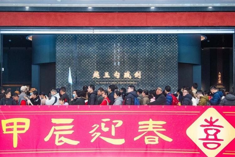 “热”“辣”“滚”“烫”！看龙年春节消费市场