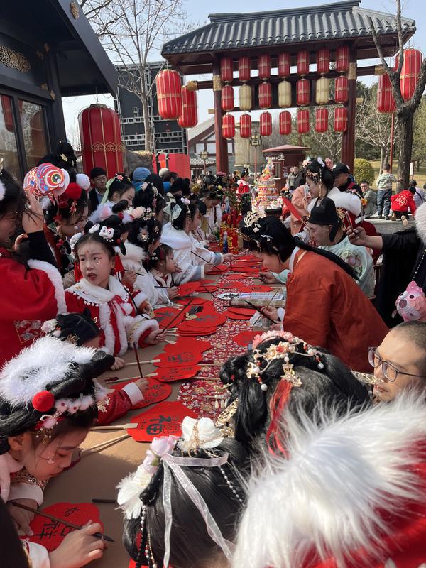 国潮正当时 汉服成顶流