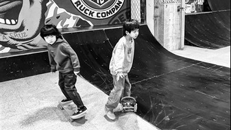 滑板少年绽放青春活力
