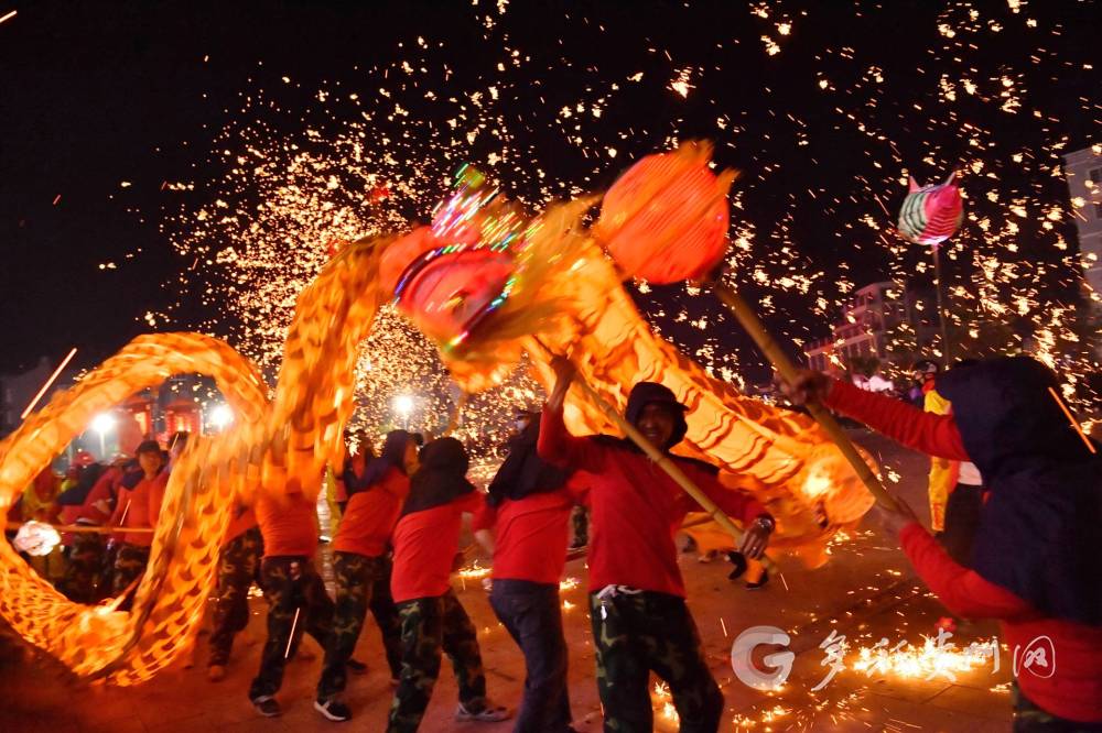 贵州遵义：龙舞铁花闹新春