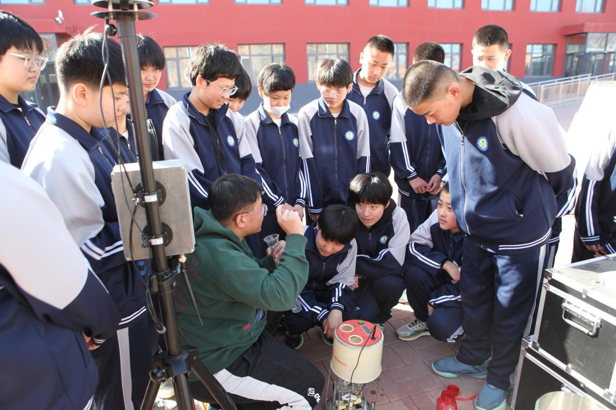 摄影 李哲在青县实验中学,气象局工作人员携带便携式自动气象站和翻斗