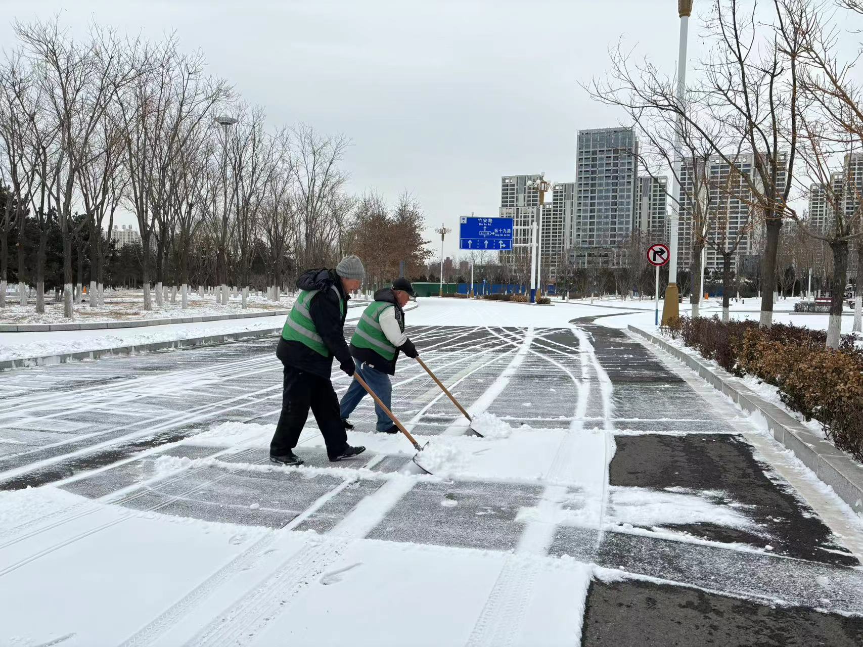 图片默认标题_fororder_图为清雪行动现场。孙秋云 摄 (4)