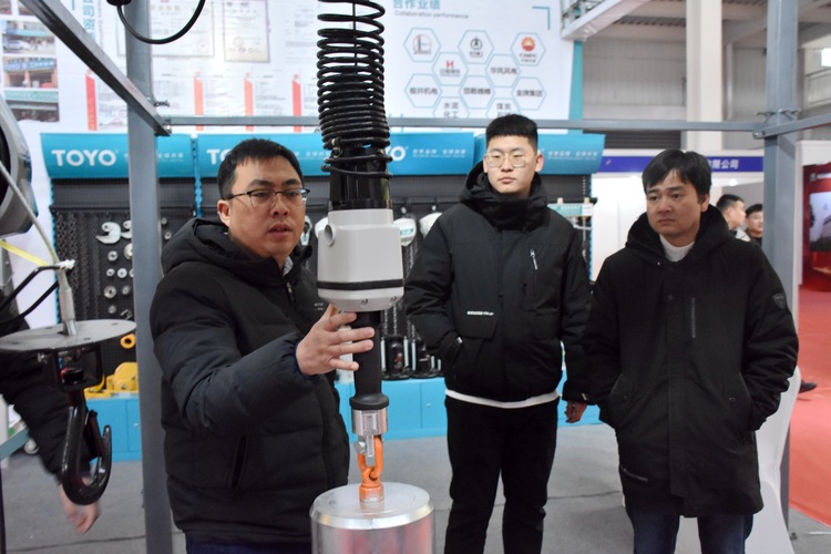 图片默认标题_fororder_参展企业为客户展示产品。 赵琪摄.JPG