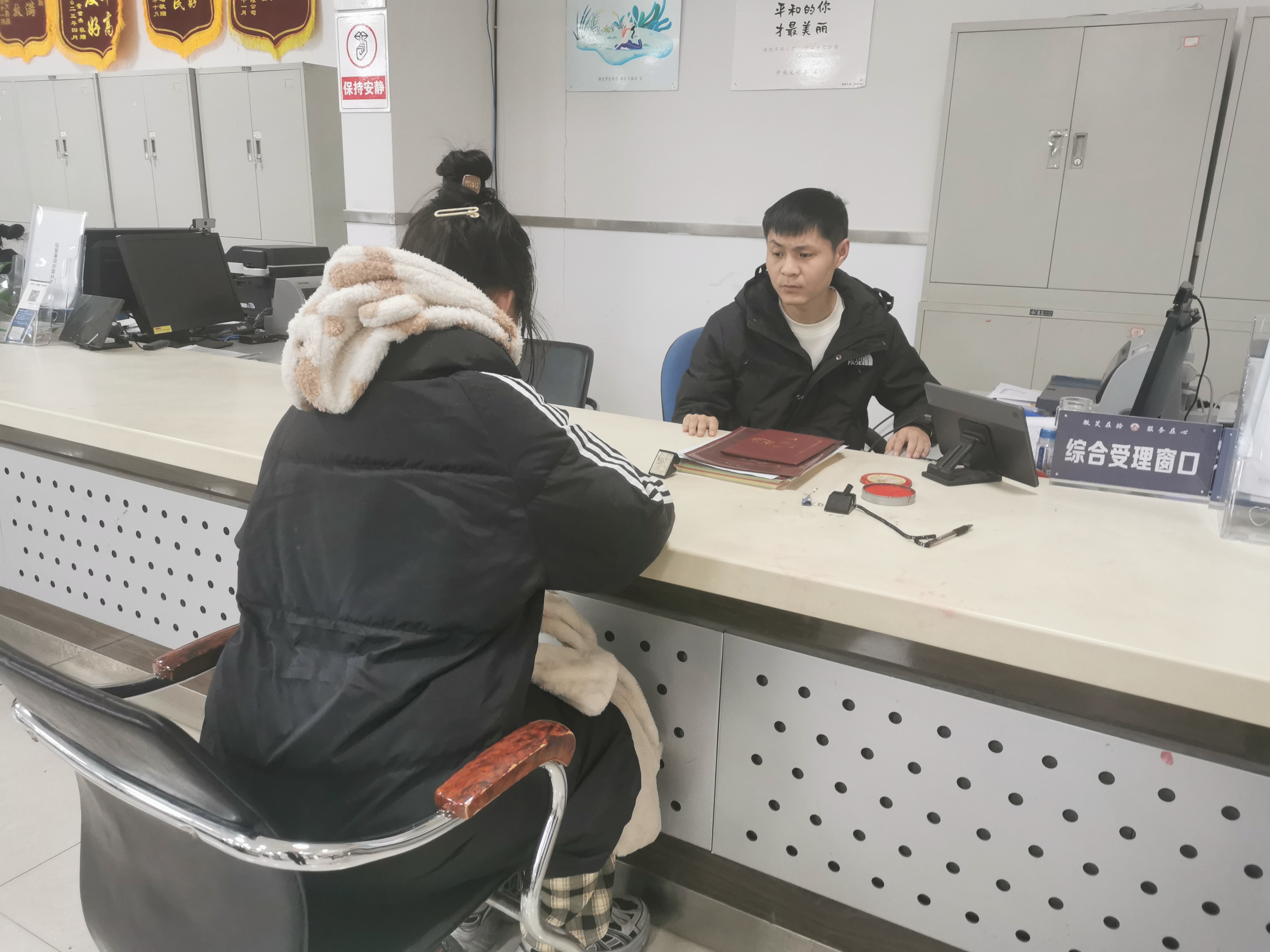 保定市满城区：政务服务“再提速”营商环境“再升级”_fororder_政务服务大厅的综合受理窗口 摄影 耿倩倩