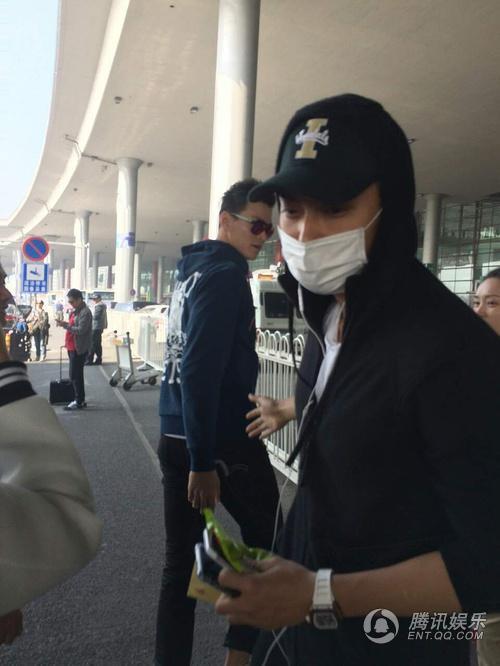 最萌身高差 黄子韬垫脚求孙杨“爱的抱抱”?_娱乐_腾讯网