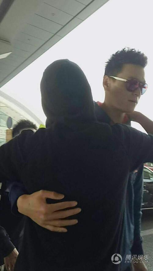 最萌身高差 黄子韬垫脚求孙杨“爱的抱抱”?_娱乐_腾讯网