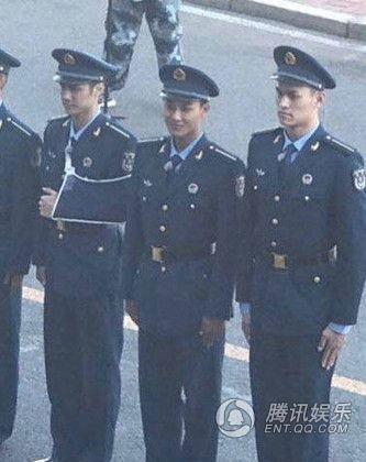 最萌身高差 黄子韬垫脚求孙杨“爱的抱抱”?_娱乐_腾讯网