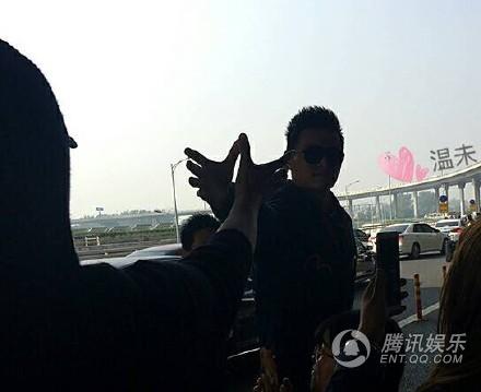 最萌身高差 黄子韬垫脚求孙杨“爱的抱抱”?_娱乐_腾讯网