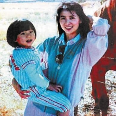 62岁成龙妻子林凤娇罕见年轻照 名气不输林青霞