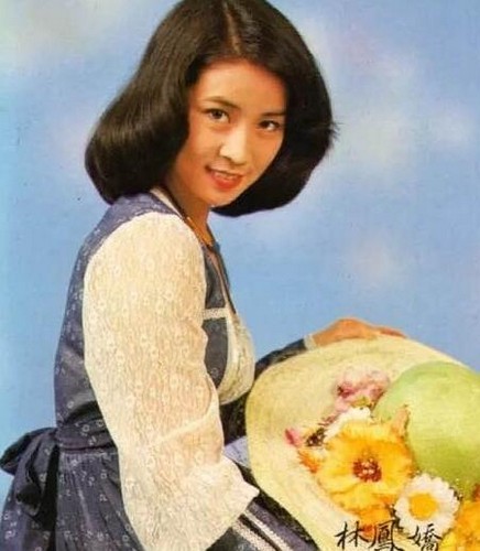 62岁成龙妻子林凤娇罕见年轻照 名气不输林青霞