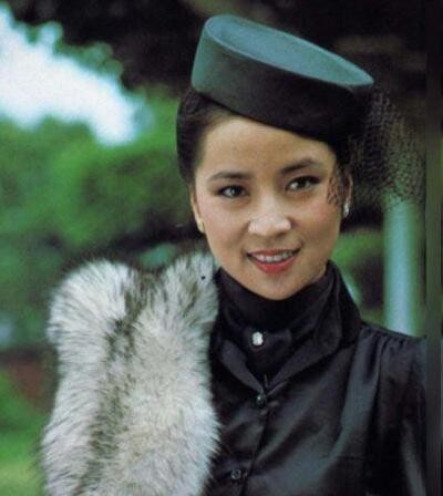 62岁成龙妻子林凤娇罕见年轻照 名气不输林青霞