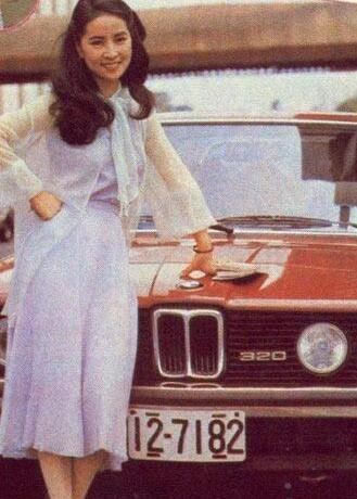 62岁成龙妻子林凤娇罕见年轻照 名气不输林青霞