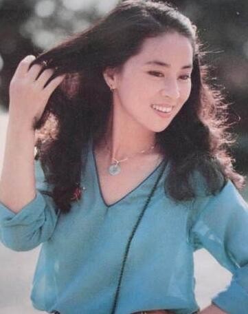 62岁成龙妻子林凤娇罕见年轻照 名气不输林青霞