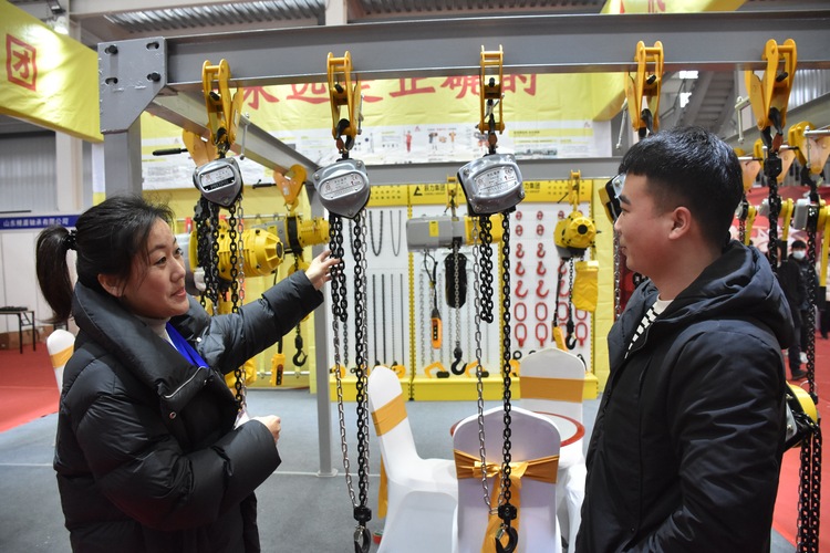 图片默认标题_fororder_参展企业为客户推介产品。 赵琪摄.JPG