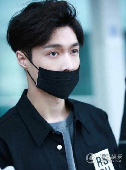 25岁的张艺兴有多拼已经不止一次晕倒了